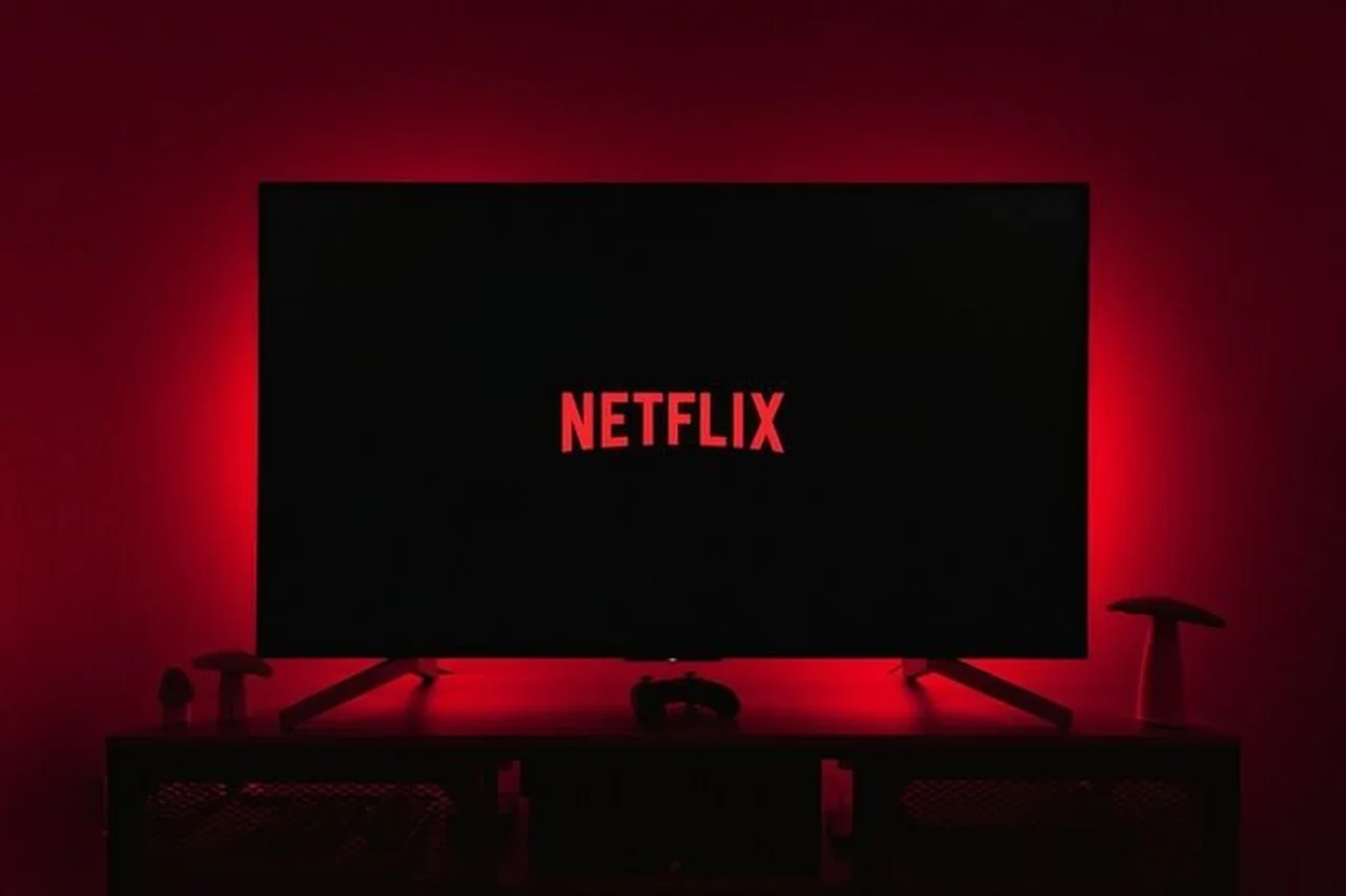 tela com logotipo da Netflix exibido em ambiente escuro, representando plataforma de streaming e modelo de negócio digital