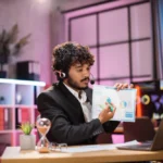 Profissional freelancer especialista trabalhando no escritório com relatórios e notebook.
