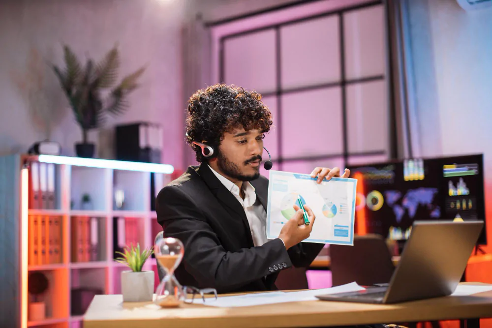 Profissional freelancer especialista trabalhando no escritório com relatórios e notebook.