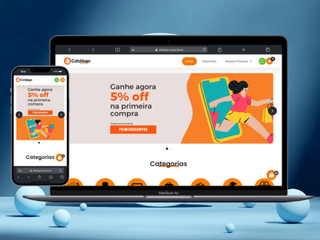 Catálogo digital de produtos de limpeza industriais e automotivos aberto em um notebook e em um smartphone.
