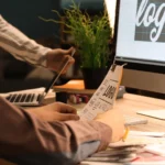 Contratar um designer gráfico autônomo para desenvolver a identidade visual corporativa e o webdesign de uma empresa.