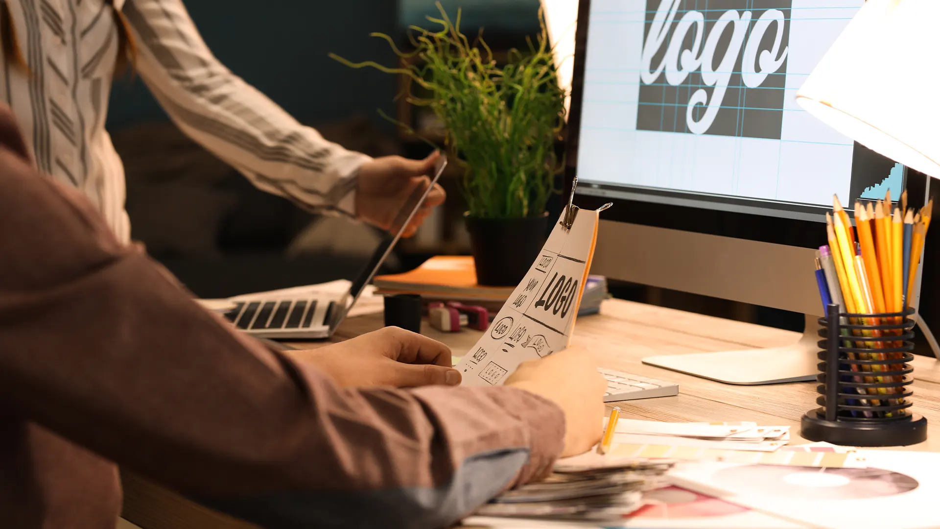 Contratar um designer gráfico autônomo para desenvolver a identidade visual corporativa e o webdesign de uma empresa.