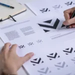 Criar identidade visual corporativa e desenvolver o manual de marca integrado com estratégias de design gráfico e webdesign.