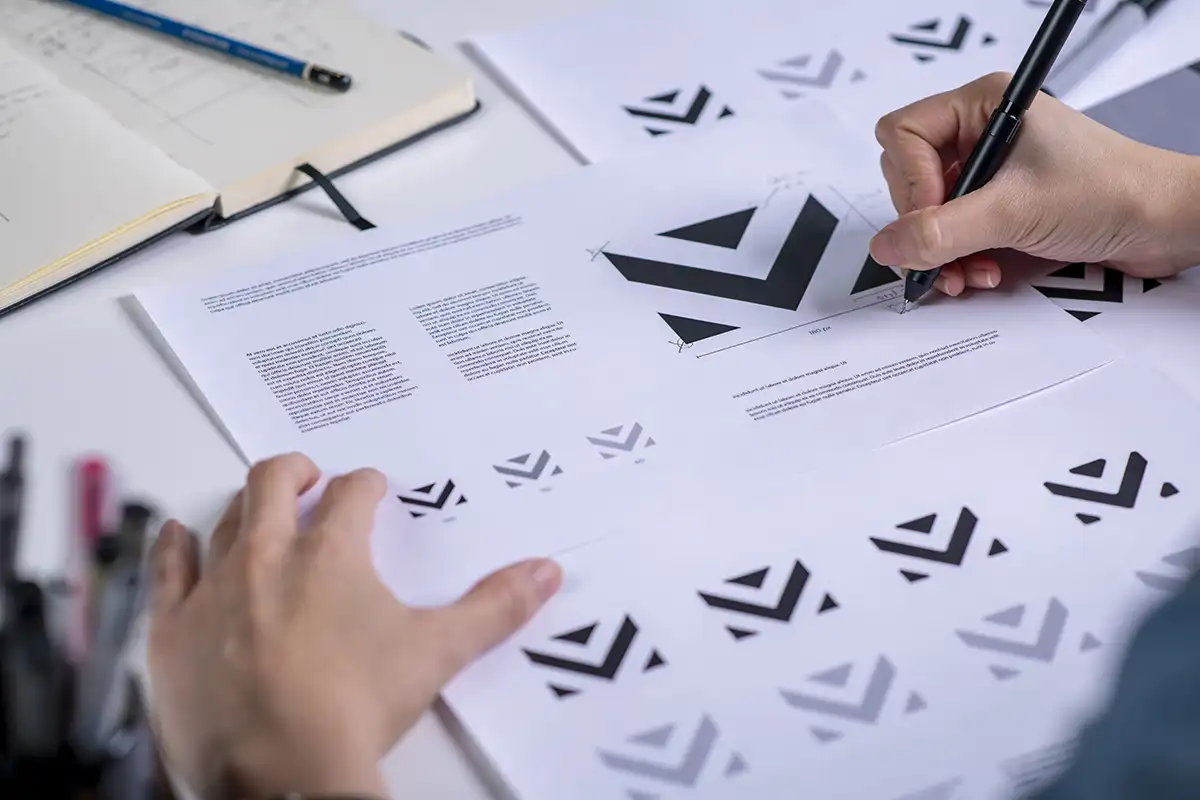 Criar identidade visual corporativa e desenvolver o manual de marca integrado com estratégias de design gráfico e webdesign.