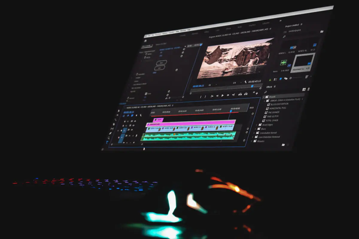 Contratar uma produtora de vídeo para redes sociais para criar e editar conteúdos institucionais de alta performance.