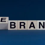 Redesign de marca corporativa aplicado no desenvolvimento de manuais de marca e estratégias de identidade visual.
